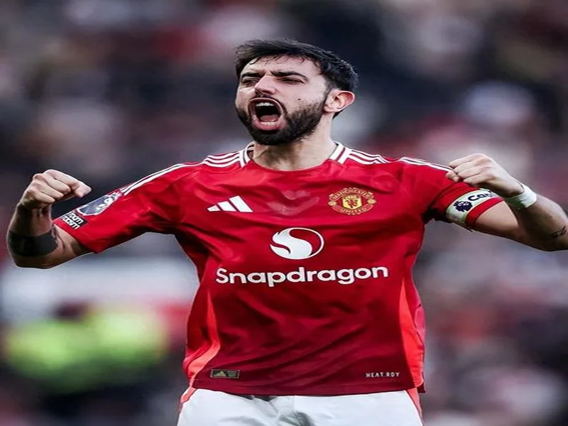 记者:因下赛季很大概率有欧冠踢,曼联想B费再至少留队1年